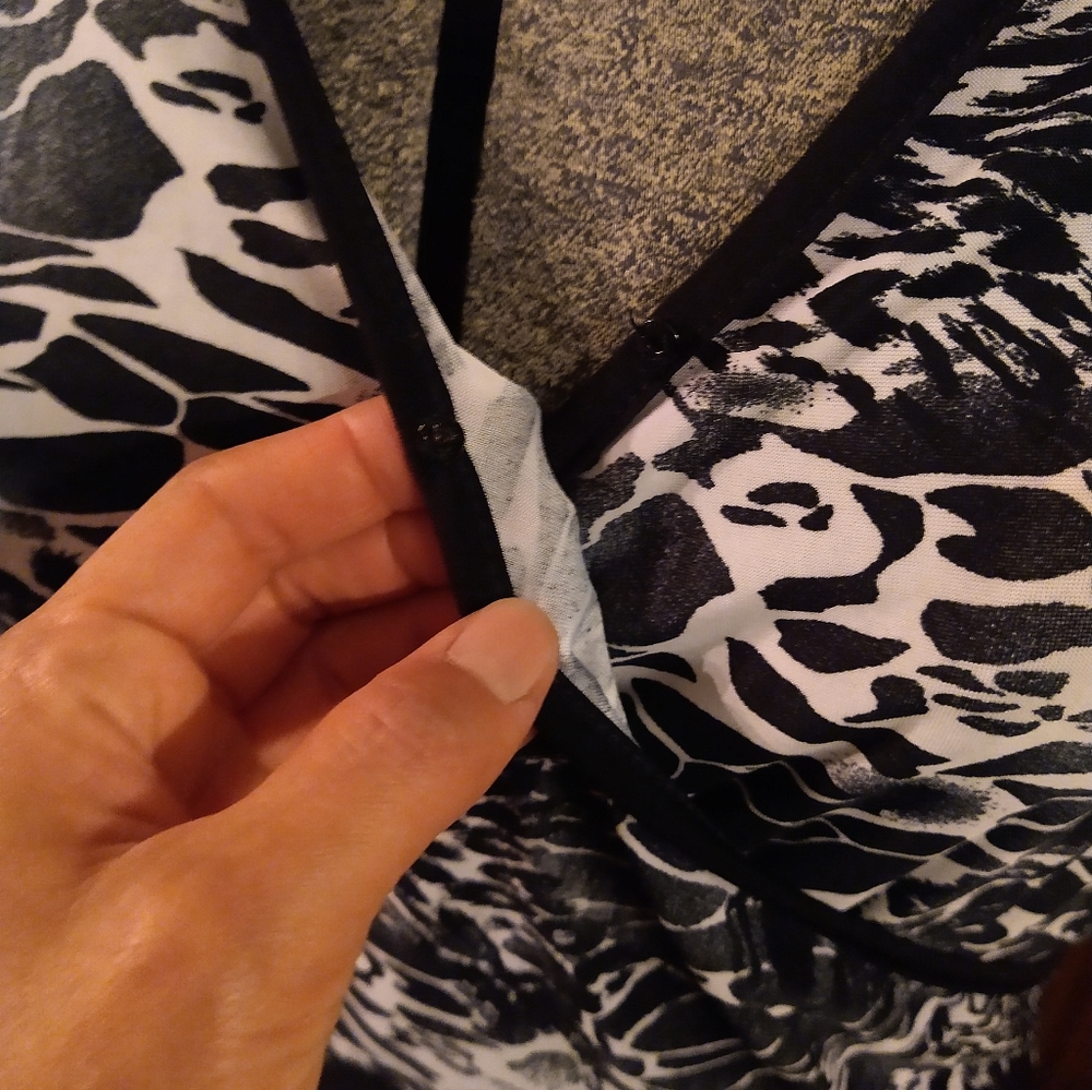 Size S Reina black an white animal print dress - Picture 6 of 16